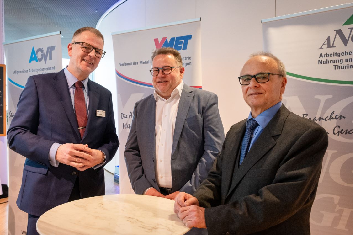 v.l.n.r.: Marcus Bosse (vwt), Torsten Widder (Bürgermeister Zella-Mehlis) und Achim Mertens (Rechtsanwalt)