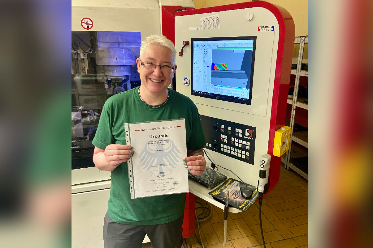 Alexandra Simon mit Markenurkunde „TRIPLEX“