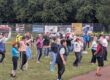 Blick in den Aue- Sportpark in Suhl, während dem gemeinsamen Aufwärmen der Teilnehmer, Seniorenbeiräte und Bürgermeister.