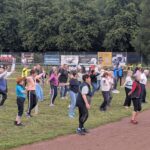 Blick in den Aue- Sportpark in Suhl, während dem gemeinsamen Aufwärmen der Teilnehmer, Seniorenbeiräte und Bürgermeister.