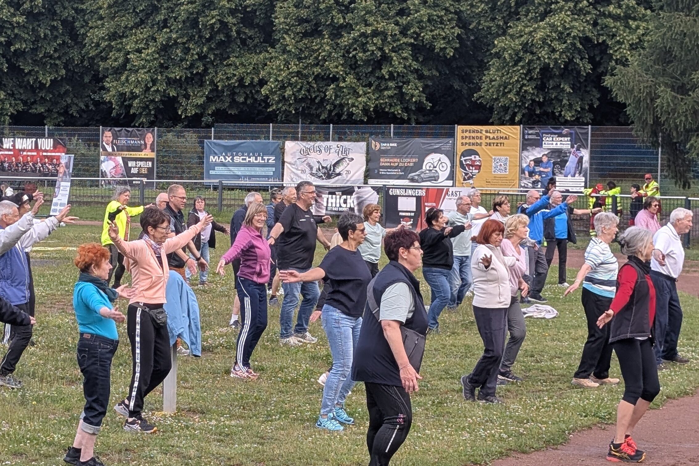Blick in den Aue- Sportpark in Suhl, während dem gemeinsamen Aufwärmen der Teilnehmer, Seniorenbeiräte und Bürgermeister.