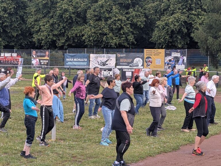 Teilnehmer beim Aufwärmen Blick in den Aue- Sportpark in Suhl, während dem gemeinsamen Aufwärmen der Teilnehmer, Seniorenbeiräte und Bürgermeister.