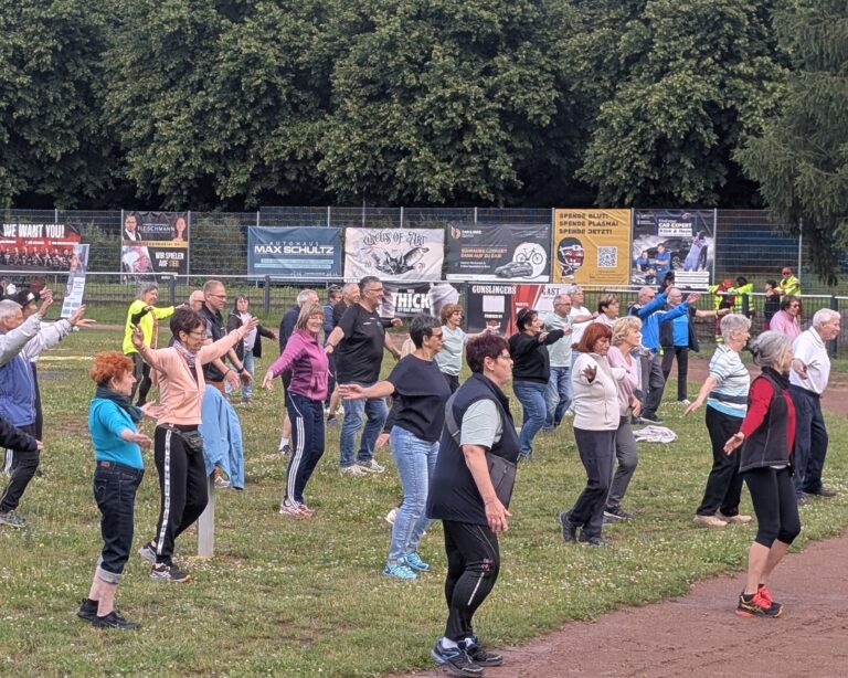 Blick in den Aue- Sportpark in Suhl, während dem gemeinsamen Aufwärmen der Teilnehmer, Seniorenbeiräte und Bürgermeister.