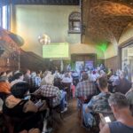 Rund 60 Besucherinnen und Besucher verfolgen in der historischen Villa Sauer in Suhl eine Podiumsdiskussion zum Thema Sponsoring im Verein. Die Veranstaltung der KAG Oberzentrum Südthüringen ist sehr gut besucht, während Expertinnen und Experten aus Politik, Wirtschaft und Gesellschaft vor voll besetzten Reihen diskutieren. Die historische Architektur des Saales mit Holzvertäfelungen und Empore prägt die besondere Atmosphäre der Veranstaltung.