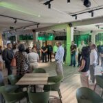 Andreas Sommer-Kessel, Geschäftsführer des Fritzparks, beschreibt den Anwesenden im Foyer die Entstehungsgeschichte des Unternehmens. / Quelle: Steffen Hertel
