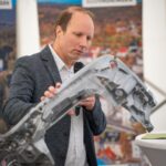 Christian Richter erläutert ein technisches Bauteil