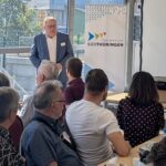 Torsten Widder, Bürgermeister der Stadt Zella-Mehlis, begrüßt die anwesenden Unternehmerinnen und Unternehmer zum 2. Unternehmensfrühstück 2026 im Industriegebiet Zella-Mehlis - Suhl / Quelle: Steffen Hertel