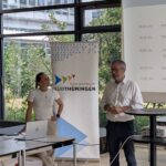 Der Suhler Oberbürgermeister André Knapp begrüßt die Teilnehmer des Unternehmerfrühstücks des Friedberg-Management-Stammtisches.