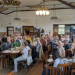 Über 50 Vereinsvertreterinnen und -vertreter aus den vier Städten der Kommunalen Arbeitsgemeinschaft Oberzentrum Südthüringen verfolgen die Vorträge und diskutieren über Chancen und Herausforderungen von KI im Ehrenamt.