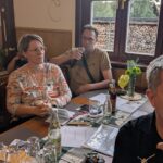 Ein Vereinsvertreter bringt sich mit einer Frage in den Austausch mit den Gastrednern Kevin Grabarits und Bettina Recknagel ein.