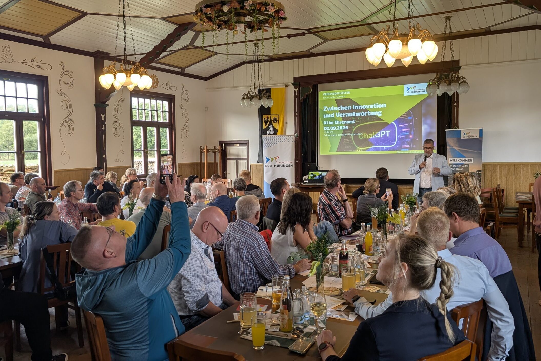 Blick in den Veranstaltungssaal während der Eröffnung des Vereinsgeflüsters durch Alexander Brodführer, Bürgermeister von Schleusingen und Vorsitzender der Kommunalen Arbeitsgemeinschaft Oberzentrum Südthüringen.