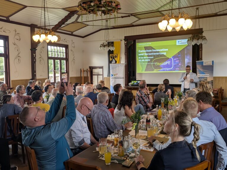 Blick in den Veranstaltungssaal während der Eröffnung des Vereinsgeflüsters durch Alexander Brodführer, Bürgermeister von Schleusingen und Vorsitzender der Kommunalen Arbeitsgemeinschaft Oberzentrum Südthüringen.