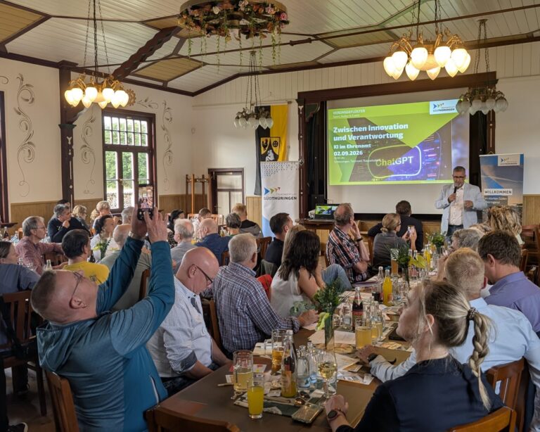 Blick in den Veranstaltungssaal während der Eröffnung des Vereinsgeflüsters durch Alexander Brodführer, Bürgermeister von Schleusingen und Vorsitzender der Kommunalen Arbeitsgemeinschaft Oberzentrum Südthüringen.
