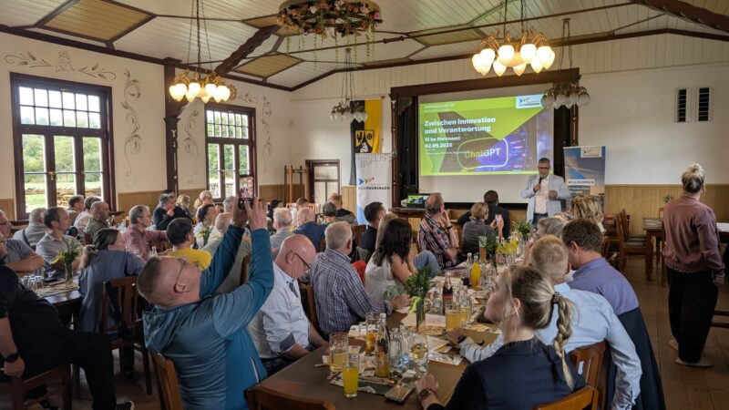 Blick in den Veranstaltungssaal während der Eröffnung des Vereinsgeflüsters durch Alexander Brodführer, Bürgermeister von Schleusingen und Vorsitzender der Kommunalen Arbeitsgemeinschaft Oberzentrum Südthüringen.