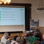 Bettina Recknagel von den Stadtwerken Suhl/Zella-Mehlis SWSZ gibt Einblicke in ihre persönlichen Erfahrungen mit dem Einsatz von KI-Anwendungen in der Kommunikationsarbeit.