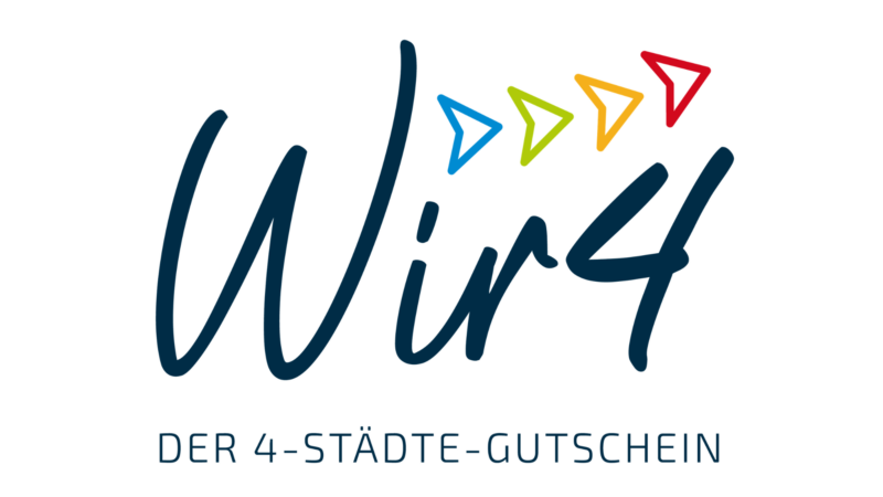 Das neue Logo des Vier-Städte-Gutscheins „Wir 4 – Der 4-Städte-Gutschein“. Ein gemeinsames Angebot der Städte Oberhof, Schleusingen, Suhl und Zella-Mehlis zur Stärkung der regionalen Wirtschaft und Innenstädte.