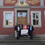 Oberbürgermeister André Knapp mit den Suhler Gewinnern vor dem Alten Rathaus.