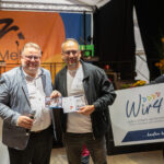 Thorsten Widder, Bürgermeister von Zella-Mehlis während der Übergabe an einen Gewinner des Fotowettbewerbs.