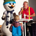 Übergabe des Gutscheins an einen Gewinner der Tombola in Oberhof.